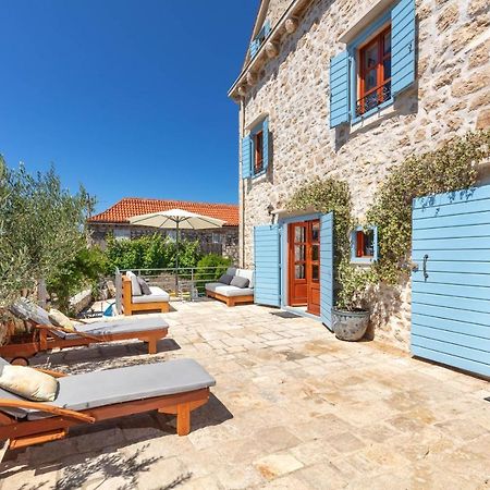 Villa Vicina Heritage Villa For 9,Milna - Close To Restaurants And Shops エクステリア 写真