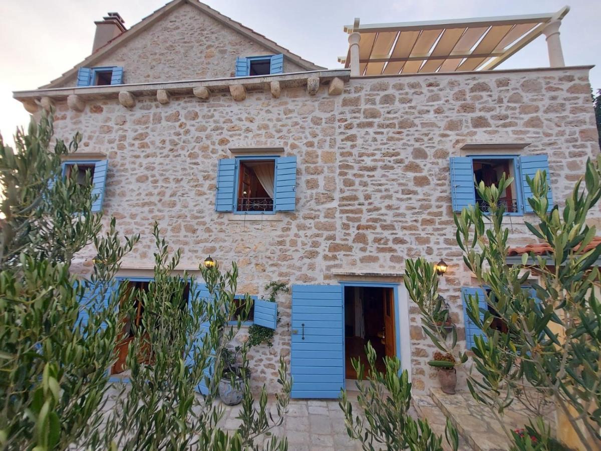 Villa Vicina Heritage Villa For 9,Milna - Close To Restaurants And Shops エクステリア 写真