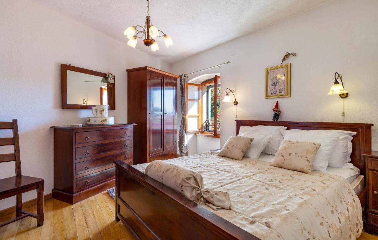 Villa Vicina Heritage Villa For 9,Milna - Close To Restaurants And Shops エクステリア 写真