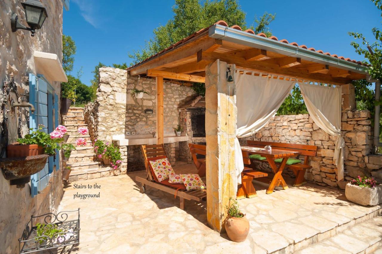 Villa Vicina Heritage Villa For 9,Milna - Close To Restaurants And Shops エクステリア 写真