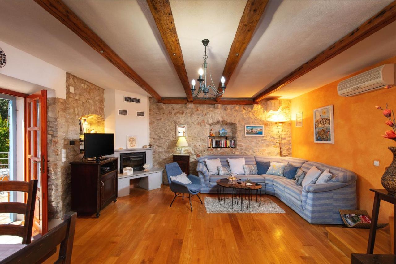 Villa Vicina Heritage Villa For 9,Milna - Close To Restaurants And Shops エクステリア 写真
