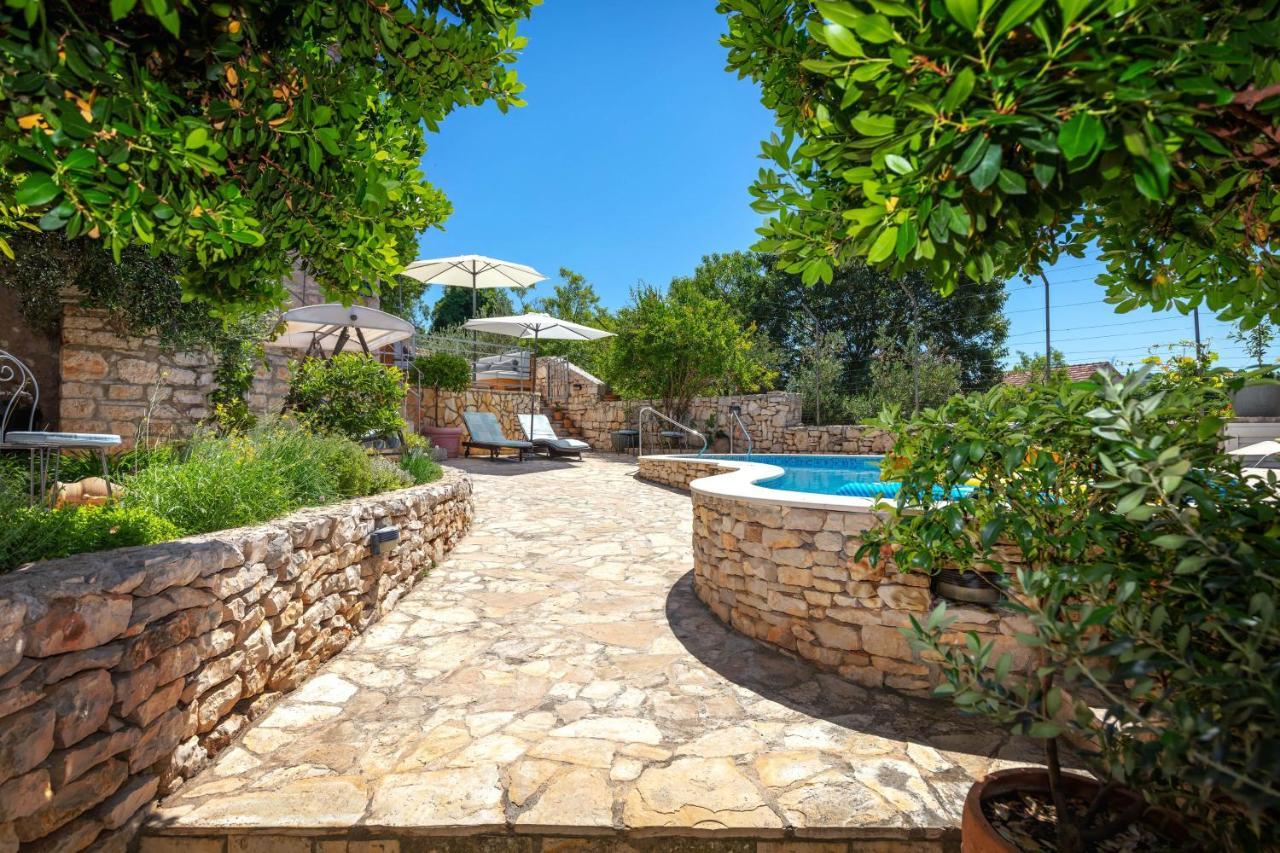 Villa Vicina Heritage Villa For 9,Milna - Close To Restaurants And Shops エクステリア 写真